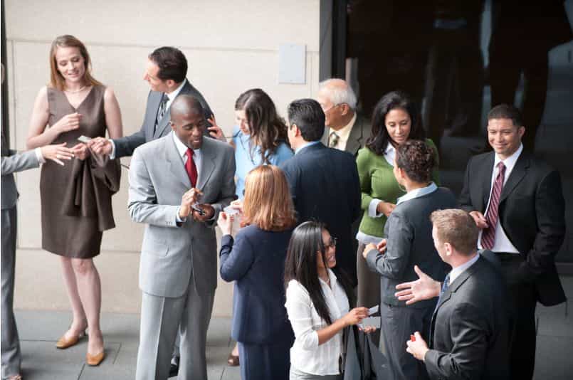 Personas reunidas haciendo networking